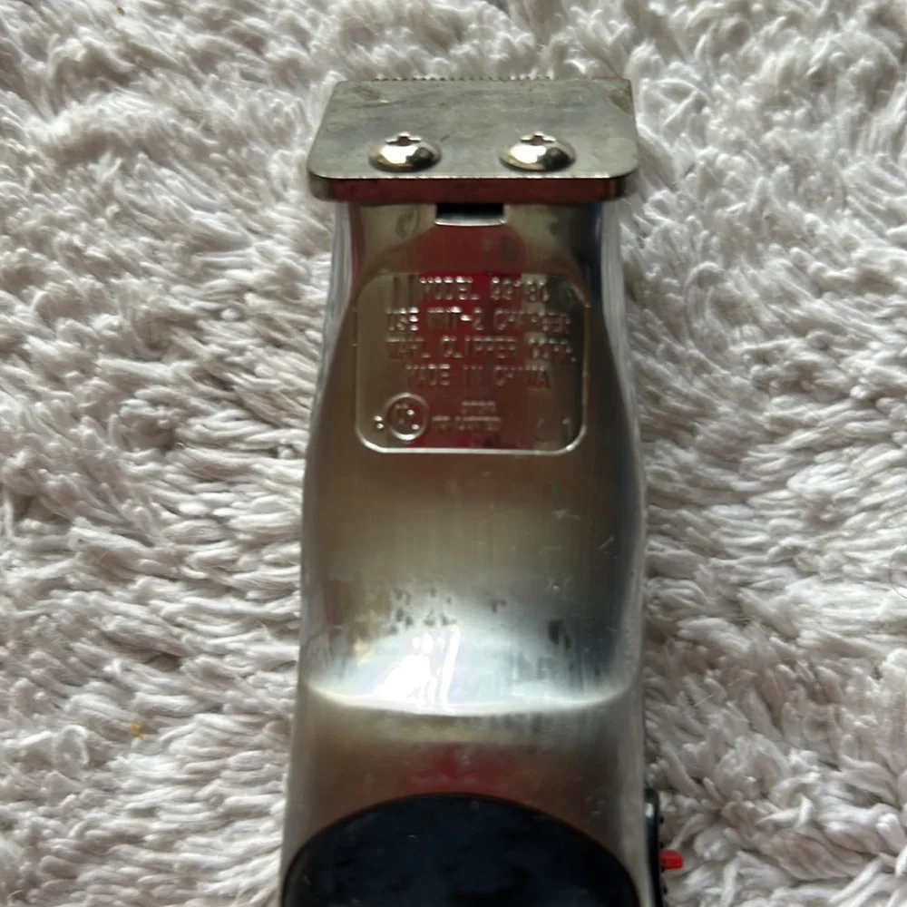 Wahl corded or cordless trimmer. Come with charger but no guards
